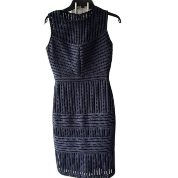 Gabby Skye Navy Sleeveless Sheath Dress. Size 6 - Picture 2 of 7